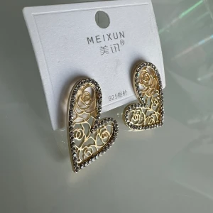 Örhängen  - De små stiftörhängena är förstklassigt och detaljrikt utformade i guld. De imponerar med en slingrande orm i naturtrogen design. Det ger det uttrycksfulla örosmycket elegant glans. Stiftörhängena passar perfekt för en extravagant, originell look.