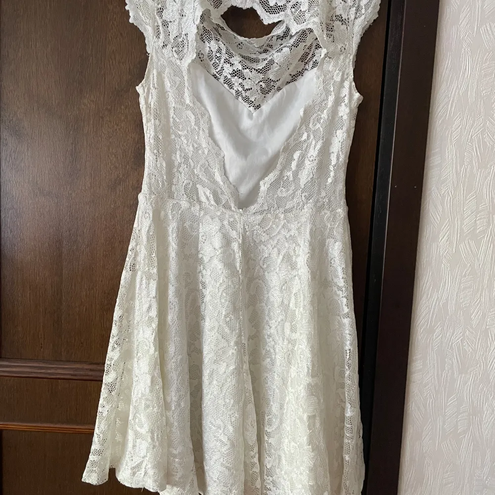 Fin vit spetsklänning från Nelly, storlek M. Använd 2 gånger. Klänningar.