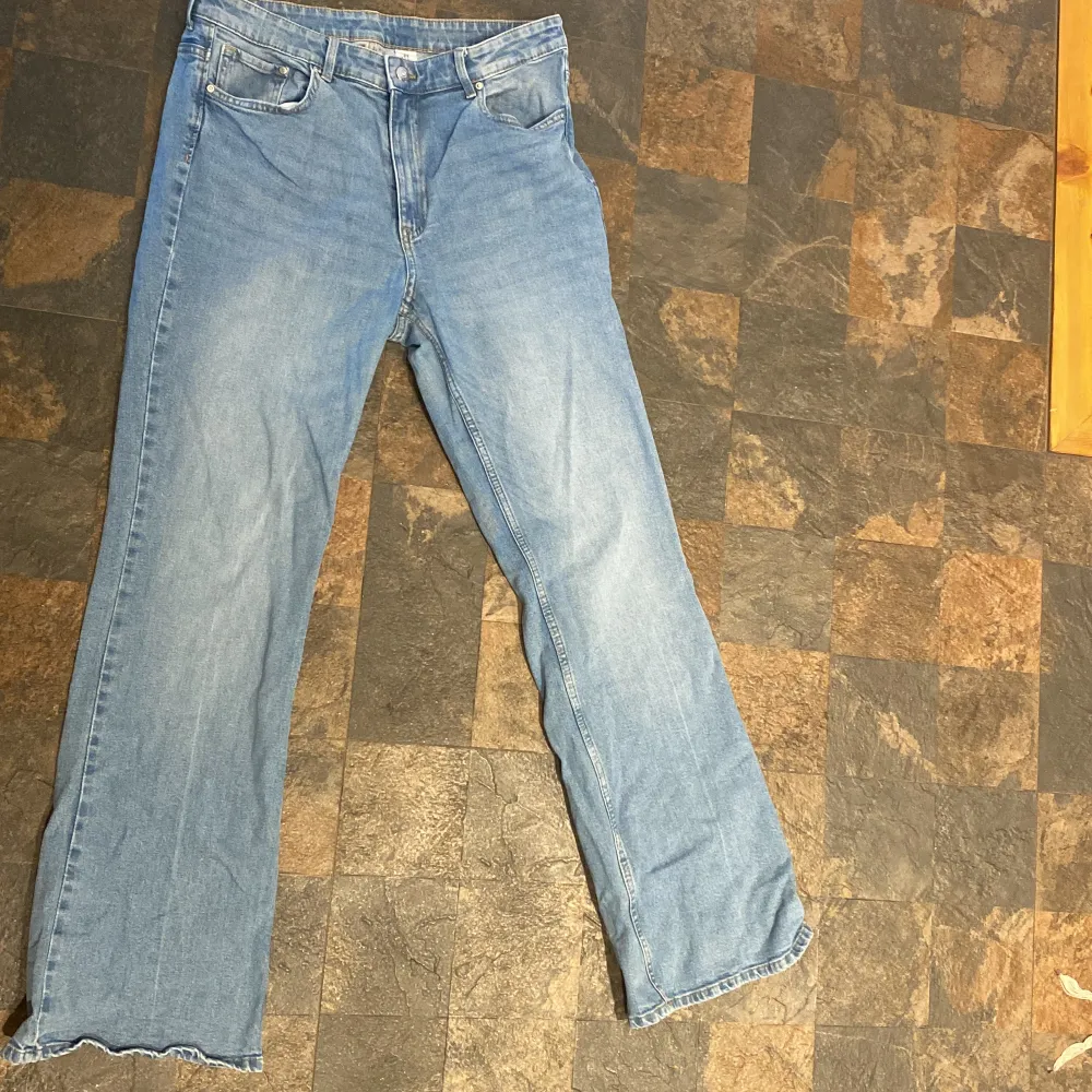 Ett par oanvända jeans som har två handmålade hjärtan på rumpan och som är lite utsvängda . Jeans & Byxor.
