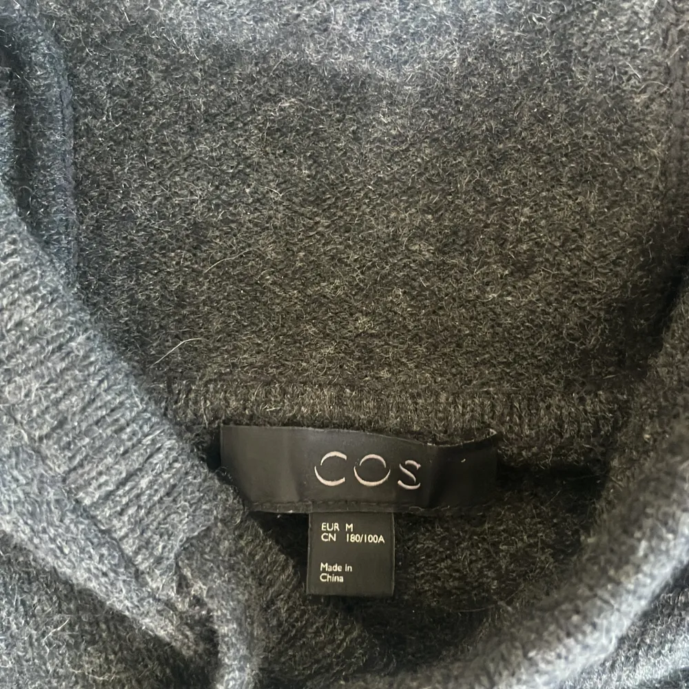 Otroligt soft hoodie i 100% kasmhir. Perfekt till sommarkvällar🤩☀️💯 Strl M. Färgen är Svart/Mörkgrå. Tröjor & Koftor.