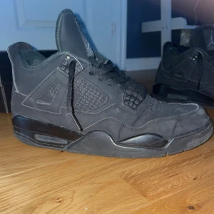 Jordan 4 black cats - Hej säljer mina black cats då jag inte använder dom längre skorna är storlek 44 men passar även 43