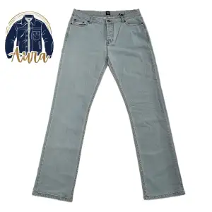 Sprillans nya jeans med fantastisk passform  i en stilren design. Utmärkt till sommaren. Finns att välja i flera olika storlekar (se nedan) använd storleksguiden  28/28🔴 30/30🔴 30/32🔴 30/34🔴 32/30🔴 32/32🔴 32/34🔴 34/30🔴 34/32🔴 34/34🟢 36/34🟢