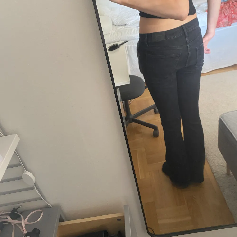 Svarta lågmidjade bootcut jeans. Från Gina tricot. Utgångspris 500kr. Jeans & Byxor.