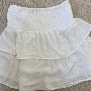 Vit kjol  - Storlek 158/164 men passar mig som brukar ha xs-s eftersom den är väldigt stretchig i resonen☺️ Anväbd en/ två gånger