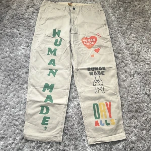 Human Made Beige Cargo Baggy Jeans Japanskt Märke - Säljer dessa jävligt unika Human Made cargosana i beige färg med tryck över dem. Det är ett japanskt märke som e rätt populärt i andra delar av världen. Storlek L, kan mäta dem vid intresse. Mvh Sebbe , skickar ut samma dag vid köp  innan kl 20;00 🔥
