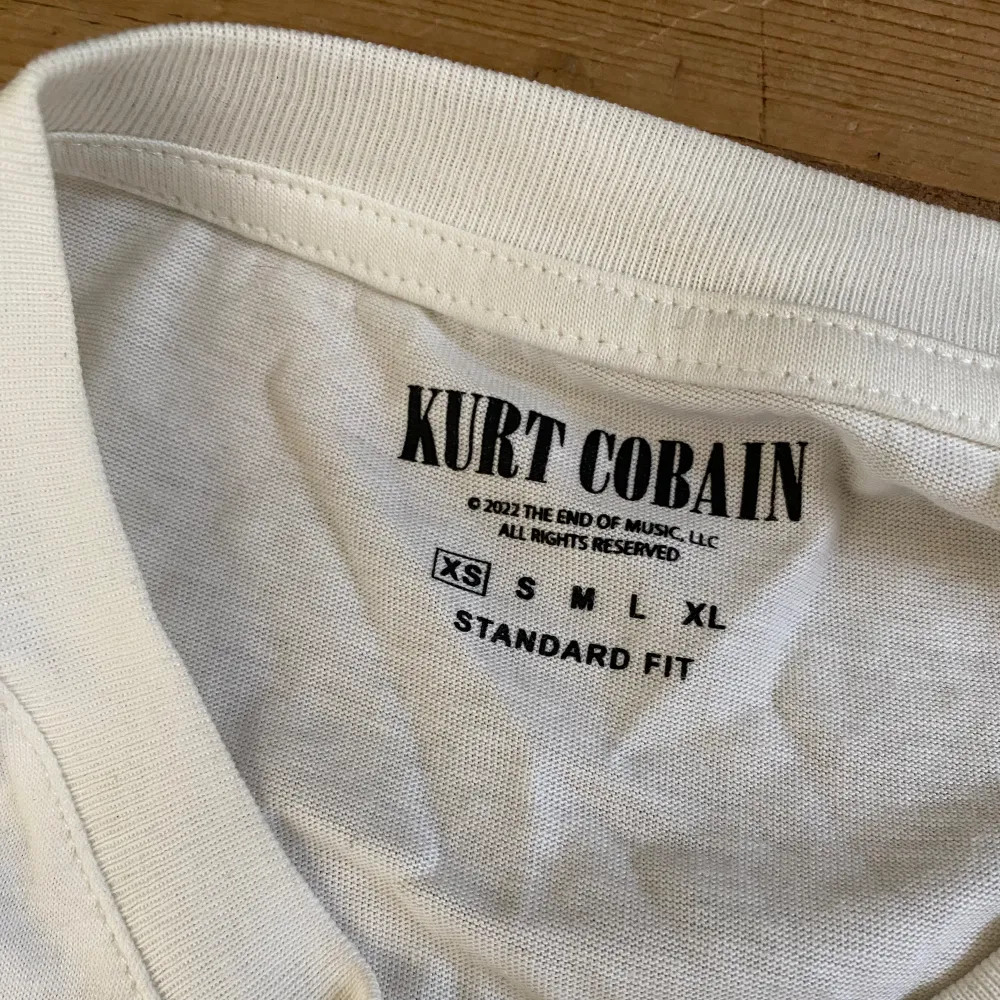 Kurt Cobain t-shirt, använd en gång så den är i nyskick, nypris 399kr, stl XS men känns som S, unisex. T-shirts.