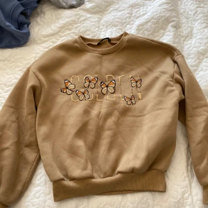 Hoodie med tryck - Hoodie med tryck där det står ”golden” på med fjärilar, nästan oanvänd ❤️