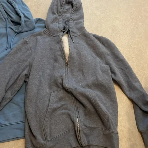 Hoodie - Storlek M, ca 88cm lång (inklusive luvan), ca 60cm lång (utan luvan) och ca 45cm bred runt midjan. Andvänd några gånger. Köptes för några år sedan. Har drag kedja och fickor. Nopprig men annars bra skick.