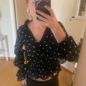 Prickig blus - Superfin, lite genomskinlig men de är bara snyggt. Strl M. Knappar där fram. Bra skick. Svårt o avgöra om den är svart eller mörkblå