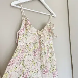 Blommig klänning från H&M i nyskick🌸☘️