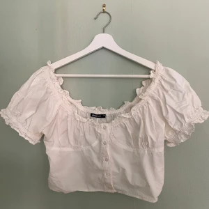 Vit blus  - Vit blus med puffärm från Gina Tricot i croppad modell, storlek 38 men skulle säga bättre för en 36a!