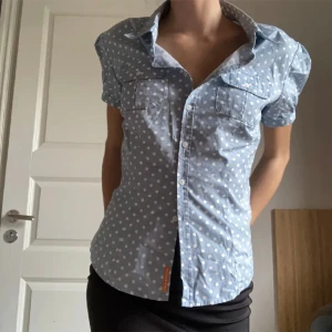 Skjorta - Jättefin ljusblå kortärmad skjorta med vita prickar och knappar längst fram så man kan knäppa upp precis hur man vill. Nyttskick🤍🩵