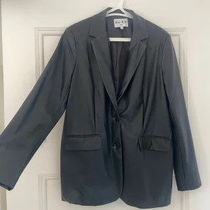 Faux leather blazer - Kavaj i fusk läder! Sparsamt använd! Storlek 36.