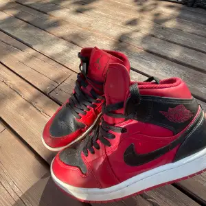 Hej, säljer nu mina röda Air Jordan skor som inte kommer till användning längre samt lite för små. Är i bra skick och är köpte för ungefär 1 år sedan. Kankse lite slitna inne i skon men annars jättefina. Skriv privat för fler bilder💕💗