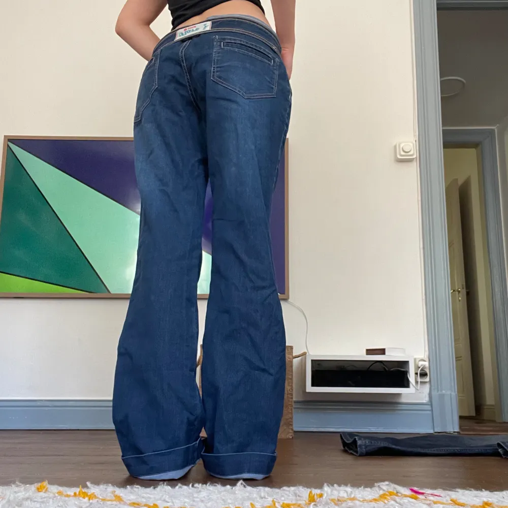 De är väldigt stora på mig så det är svårt att få en rättvis bild av jeansen! Midjelängd 44cm, innerbenslängd 85cm. Jeans & Byxor.