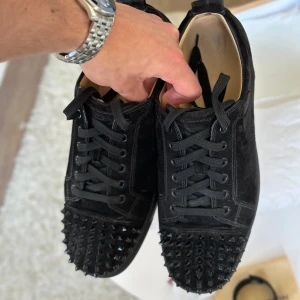 Christian Louboutin Junior Spikes - Säljer dessa skönheter som är i GRYMT skick. Inte använd dessa så mycket sen de köptes. De rengörs självklart innan, sula osv. Perfekta nu inför sommaren!  ALLT OG, extra snören. Spikar,  dustbags, låda och original papper🙏🏼Pris kan diskuteras.