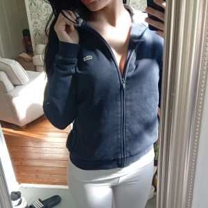 Lacoste hoodie - En mörkblå lacoste hoodie 