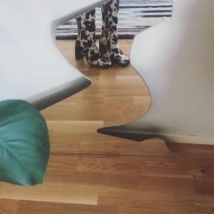 Boots  - Vintage boots med klack, fejk koskin och väldigt fint skick.  Strl 39 och går upp till mitten till vaden/ under knä  Kan skicka mer bilder :) 