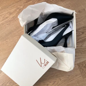 Helt nya festskor från K. Cobler - Fairford Slingback svarta pumps. Aldrig använda. Helt nya! Ordinarie pris 799kr hos Scorett. De är för små och jag han inte skicka tillbaka dem. 😊