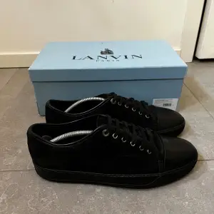 Fina Lanvin skor i storleken UK 9. Skulle uppskatta att skicket är runt 7/10 då de är något använda. Skorna och låda hänger med. Skriv vid frågor!