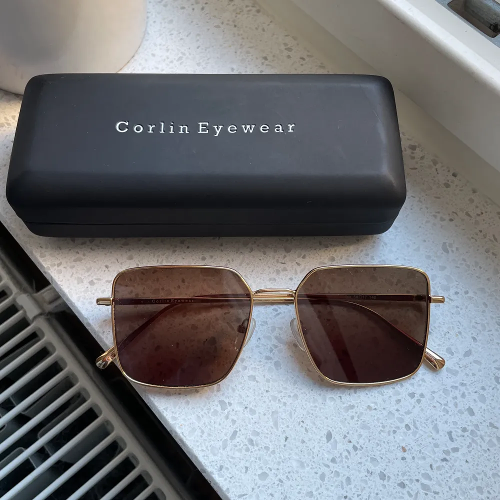 Solglasögon från Corlin Eyewear, använda fåtal gånger, varsamt använda. Modell: Iga. Färg: Gold Brown. Kostar 999kr, säljer för 300kr.. Accessoarer.