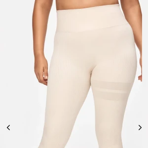 Stronger tights - Jättefina ribbade stronger tights, nästan helt oanvända. Säljs då dom är för små för mig☺️ Ordinarie pris 699kr
