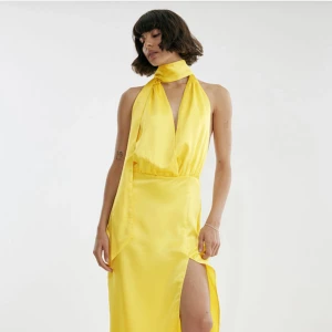 Na-kd klänning - Säljer nakd klänning storlek 42 för jag ville att den skulle gå längre ner på ryggen vilket den gör. Me. Passar 38/40. Ursnygg och somrig ✨ nypris 549kr💛💛