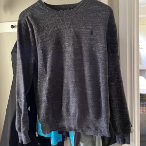 Ralph lauren stickad tröja - Tjena! Säljer denna riktigt feta stickade raffe tröjan i en riktigt snygg grå färg. Tröjan är i perfekt skick utan defekter Storlek S eller 168-178 Nypris ca 2000 mitt pris 499  men intehugget i sten