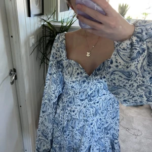 Missguided klänning - Säljer denna underbara sommarklänningen från missguided. Köpt för ett år sedan för 300kr, men har tyvärr inte kunnat använda den då jag har flera andra klänningar. Prislapp är kvar. Slutsålt överallt💗
