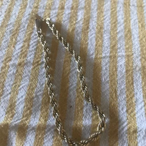 Guldig armband  - Guldpläterad Armband av silver material, bra skick. Är 18K. Inte använd den för stor för mig. Använd köp nu. Endast seriösa köpare tack. 