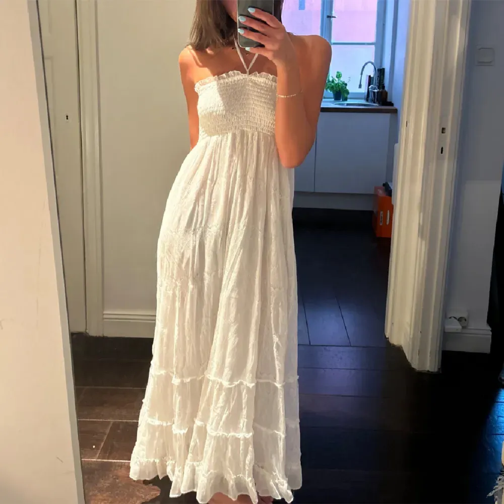 Jätte min lång klänning från Suzanne Nilson is strl S. Man kan även ha den som kjol, perfekt sill sommaren och skol avslutning❤️(lånade bilder). Klänningar.