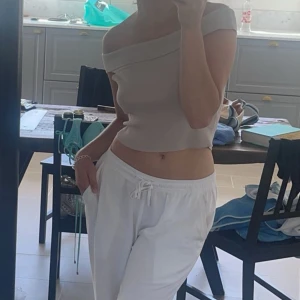 Topp till sommaren!!  - Jättefin topp från HM!! Perfekt nu till sommaren