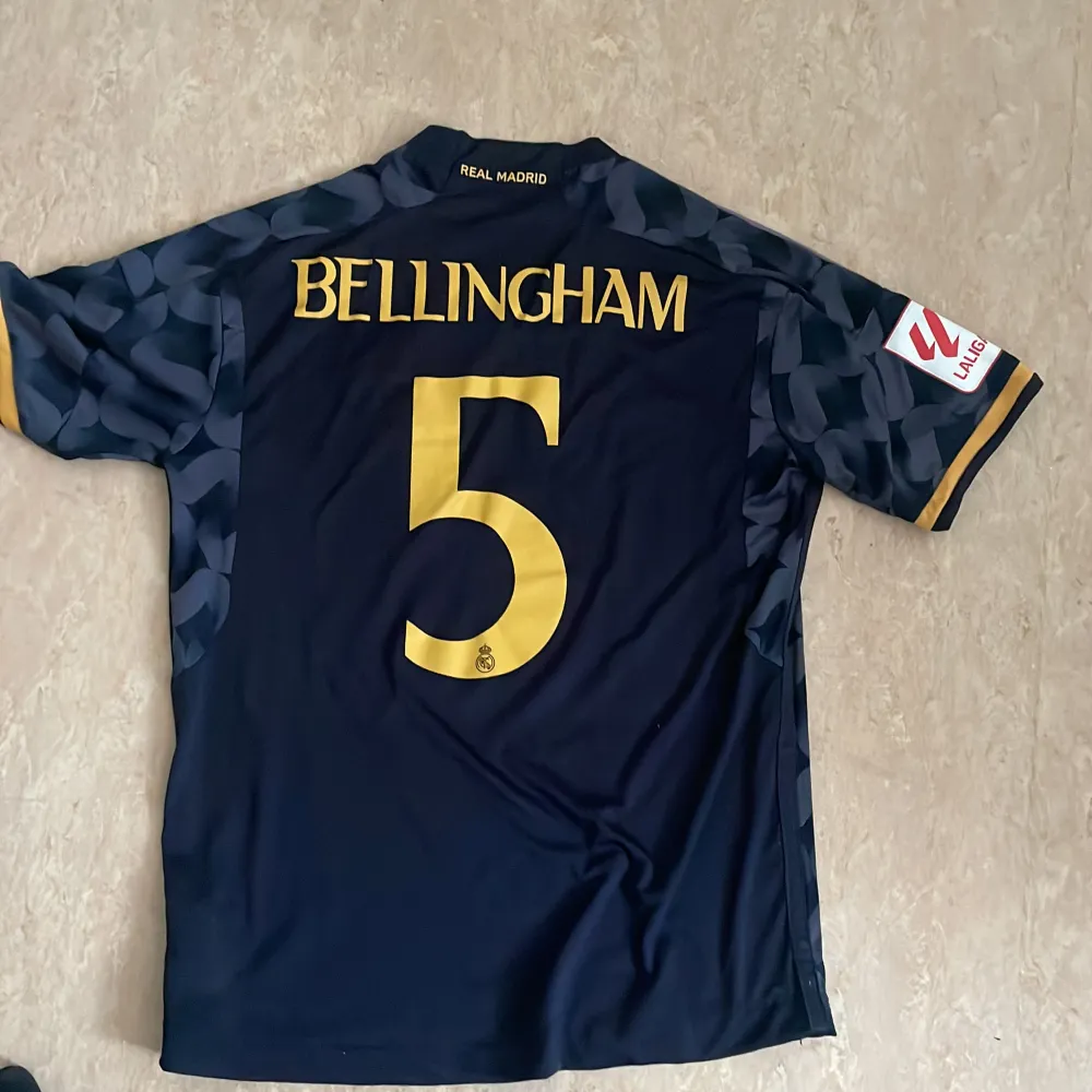 Real Madrid tröja Namn/nummer: 5 Bellingham  Storlek: L  Inga skador.  . T-shirts.