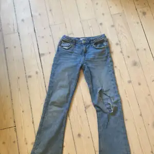Säljer dessa jeans från Gina tricot, dom är i storlek 152 men jag har klippt av dom där nere så dom är lite kortare men annars ganska bra sick