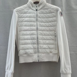 Pjs jacka  - Säljer en vår jacka vit oanvända  Storlek Xl men känns som L 