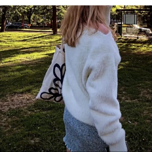 Stickad tröja  - Stickad teddytröja från HM, något off shoulder. Rejält och varmt material, perfekt för sommarkvällar🌸☀️ Knappt använd! 