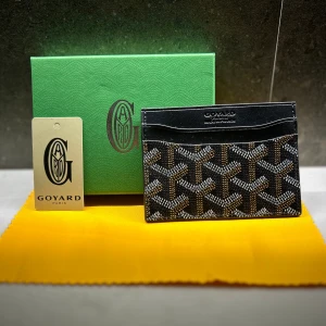 Goyard plånbok - Hej, just nu säljer jag denna  skitsnygga plånboken. Färgen är new black och den har mycket utrymme för både kort och kontanter. Tveka inte på att ställa några frågor eller att be om fler bilder och checka min profil för andra fina utbud.