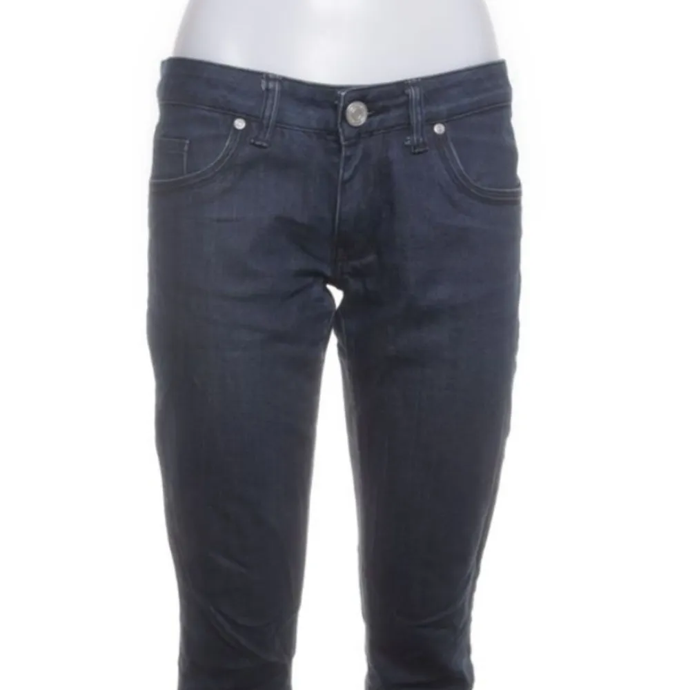 Lågmidjade bootcut jeans perfekt till sommaren! Nyskick inga defekter! Passar mig som brukar ha S i byxor! SÄNKER PRISET MED 100kr IFALL NABB AFFÄR💞. Jeans & Byxor.