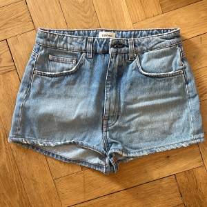 Högmidjade jeansshorts från Toteme i en snygg ljusblå tvätt. Sparsamt använda så ser i proncip helt nya ut.