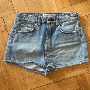 Högmidjade jeansshorts från Toteme i en snygg ljusblå tvätt. Sparsamt använda så ser i proncip helt nya ut.