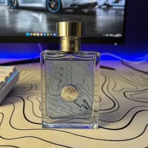 Versace Pour Homme - Parfym Samples av Versace Pour Homme! Finns i 1ml, 2ml, 3ml, 5ml och 10ml. 1ml=15kr, 2ml=29kr, 3ml=39kr, 5ml=49kr, 10ml=89kr. 18kr frakt, betala med Swish eller köp på vår hemsida: totalscent.shop😁