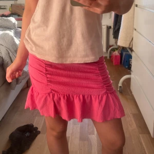 Kjol - Säker denna kjol ifrån Gina. Använd 1 gång. Volang längst ner och lite mer detaljer ( se på bilderna ).🩷