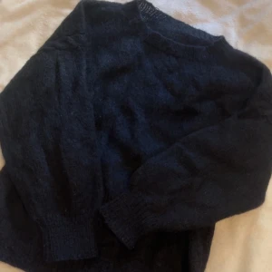Svart stickad tröja - Svart stickad tröja. Obs: Söndeig kamera därav suddiga bilder