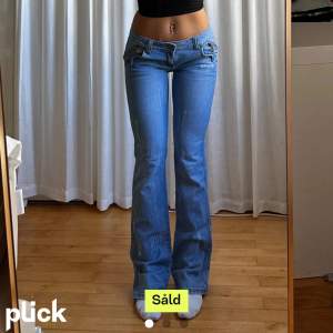 Jätte fina jeans, lågmidjade och snygga fickor!  Köpt här på plick tyvär för stora 
