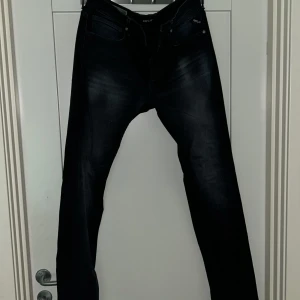 Replay jeans - Nästan oanvända jeans som är i skick 9/10 nypris 1800kr skriv till mig ifall ni vill ha fler bilder