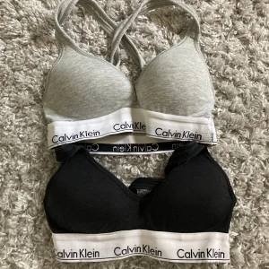 Calvin Klein - Två Calvin Klein Bh:ar som inte längre passar mig.💞 Den svarta är xxs och den gråa är xs.😊
