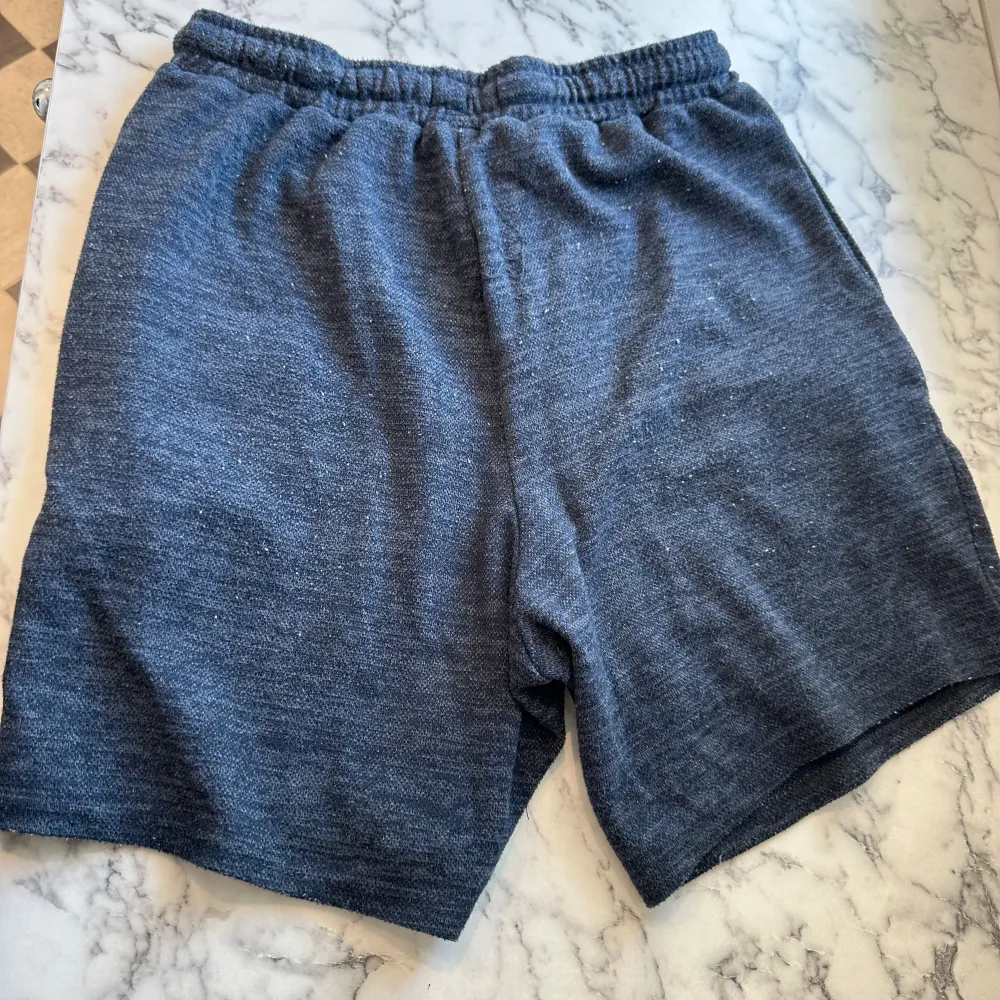 Ett par blåa pyjamas shorts från primark. Shortsen har ett mjukt material och är stretchiga vilket ökar sömnkvaliten enormt för de som har svårt att sova. Shortsen har endast används fåtalet gånger vilket bevarat deras nya utseende och känsla. . Shorts.