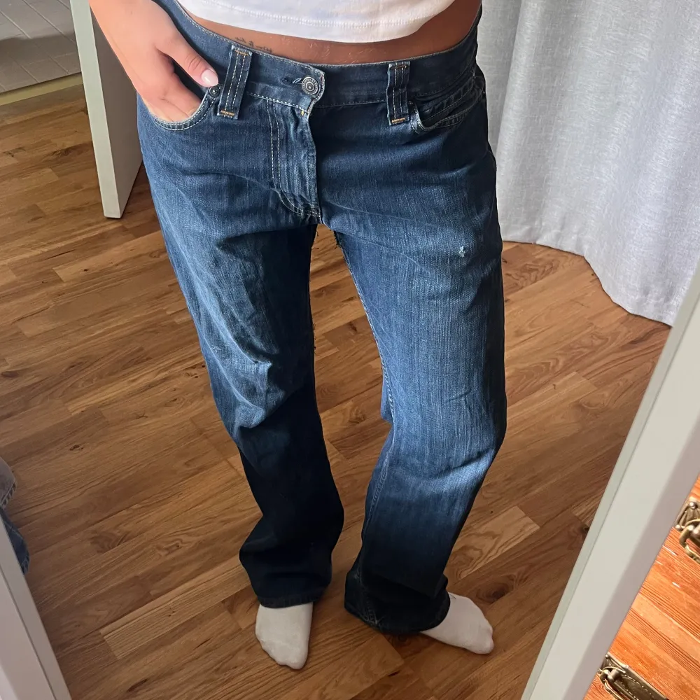 Levis jeans köpta secondhand, bra men använt skick . Modell 506 W31 L32. Midjemått är 82cm och innerbenslängd ca 78-80cm. Jeans & Byxor.