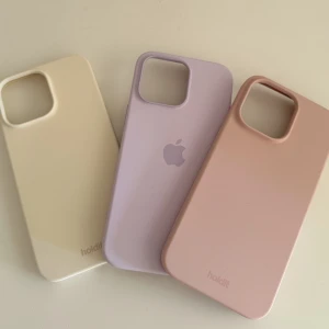 Mobilskal  - Säljer dessa mobilskal från Holdit och Apple. Till IPhone 14 PRO Max. Knappast använda så inga defekter eller tecken på användning. Säljer pga att de inte kommer till användning 🤍💗💜 (TRYCK EJ PÅ KÖP NU!!)