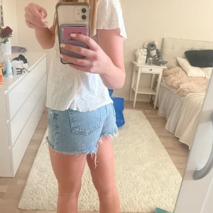 Zara Jeansshorts  - Jättefina jeansshorts från Zara. Köpta här på plick men säljer då dom tyvärr va lite för stora för mig. 